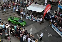 Les pilotes défilent dans les rues du Mans à l'occasion de la grande parade