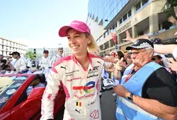 Les pilotes défilent dans les rues du Mans à l'occasion de la grande parade