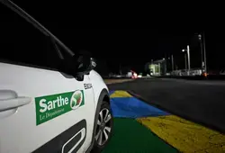 Montage du circuit des 24 Heures du Mans par les agents du Département