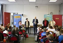  Distribution au collège Courtanvaux à Bessé-sur-Braye