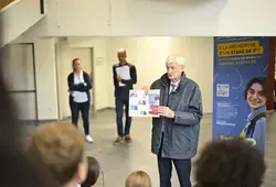  Distribution au collège Courtanvaux à Bessé-sur-Braye