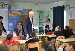 Distribution au collège Frère André à Saint-Calais