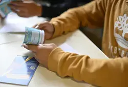Distribution au collège Frère André à Saint-Calais