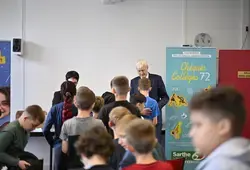 Distribution au collège Jules Ferry à Saint-Calais