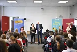 Distribution au collège Jules Ferry à Saint-Calais