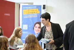 Distribution au collège Jules Ferry à Saint-Calais