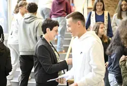 Distribution au collège Jules Ferry à Saint-Calais