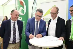 La signature de la convention en images