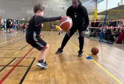 Le Département invite des jeunes basketteurs sarthois à rencontrer des professionnels