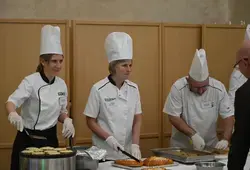 Les chefs et seconds de cuisine des collèges proposent des plats à base de produits locaux