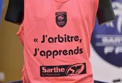Chasubles distribuées par Olivier Sasso aux jeunes joueurs