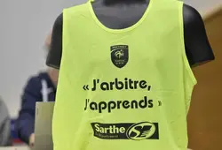 Chasubles distribuées par Olivier Sasso aux jeunes joueurs