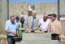 Pose de la première pierre de la future salle polyvalente à Saint-Ouen-de-Mimbré