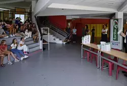 Distribution des chèques collèges et dictionnaires en Sarthe