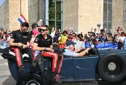Les pilotes défilent dans les rues du Mans à l'occasion de la grande parade