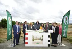 Le Département pose la première pierre du collège bas carbone à Loué