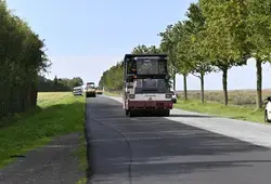 Machine réalisant des travaux d'enrobés sur une route départementale