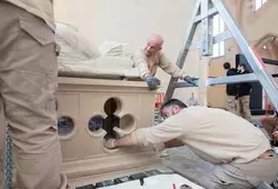 Installation du gisant sur son socle et face supplémentaire