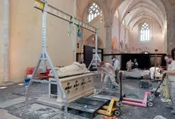 Installation du gisant sur son socle et face supplémentaire