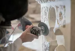 Installation du gisant sur son socle et face supplémentaire