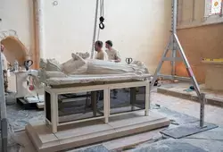 Installation du gisant sur son socle et face supplémentaire