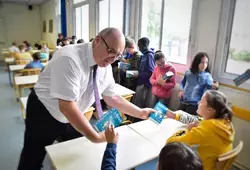Remise de dictionnaires et chèques collèges à Sillé-le-Guillaume