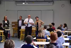 Remise de dictionnaires et chèques collèges à Sillé-le-Guillaume