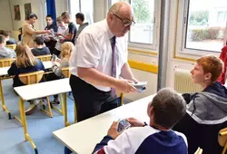 Remise de dictionnaires et chèques collèges à Sillé-le-Guillaume