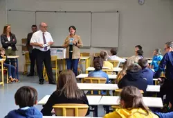 Remise de dictionnaires et chèques collèges à Sillé-le-Guillaume