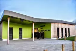 Les élus ont visité la Maison des associations de Trangé, bâtiment BEPOS.