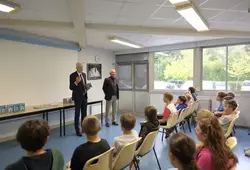 Remise de dictionnaires et chèques collèges à Bessé-sur-Braye