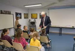 Remise de dictionnaires et chèques collèges à Bessé-sur-Braye
