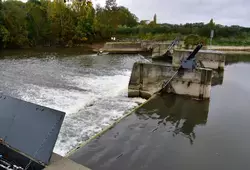 Nettoyage de la passe à poissons du barrage de Saint-Georges