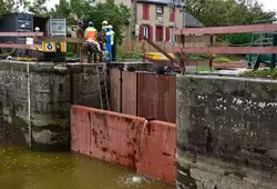 Remplacement de la porte de l'écluse de la Râterie