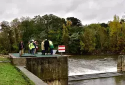 Nettoyage de la passe à poissons du barrage de Saint-Georges