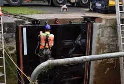 Remplacement de la porte de l'écluse de la Râterie