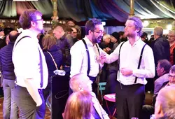 Garçons s’il vous plaît, chansons de proximité à la carte
