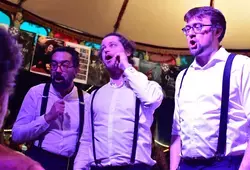 Garçons s’il vous plaît, chansons de proximité à la carte