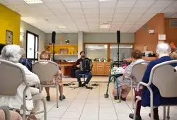 Pamphile en concert à l'Ehpad de Bessé-sur-Braye