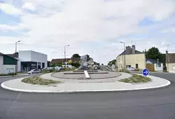 L'hommage à la 2ème DB sur le giratoire de la Hutte