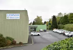L'extension offre au gymnase et à la piscine voisine une entrée commune