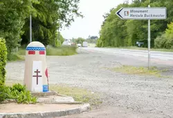 Une borne de la voie de la Liberté à Cérans-Foulletourte
