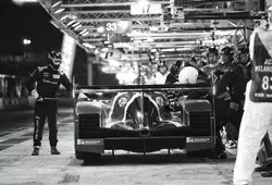 Pitlane en noir et blanc