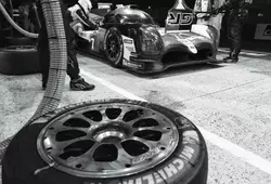 Pitlane en noir et blanc