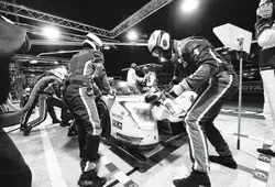 Pitlane en noir et blanc