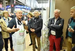 Les élus sont accueillis par Alain Cabannes, du Porc sarthois