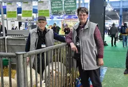 Annie et Raymond Buron de Vaas préparent leur brebis Charmoise