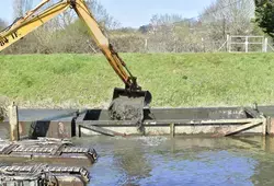 Le Département nettoie la rivière Sarthe