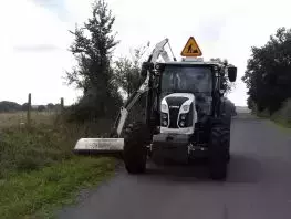 Chaque année au printemps, un fauchage des abords immédiats des routes est réalisé par les agents du Département pour assurer la sécurité des usagers.