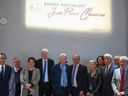 Photo de groupe pour l'inauguration de la salle Jean-Pierre Chauveau à Mamers